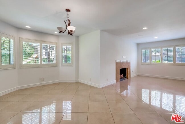 Building Photo - 687 Mt Carmel Dr
