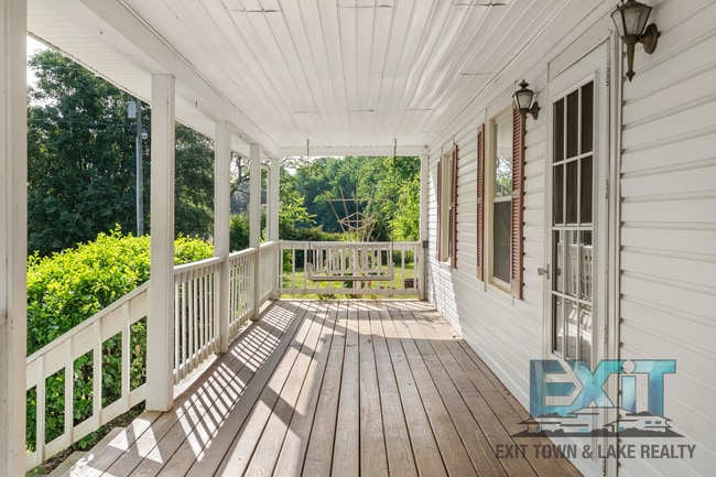 Building Photo - Spacious Country Home in Convenient La Crosse Location