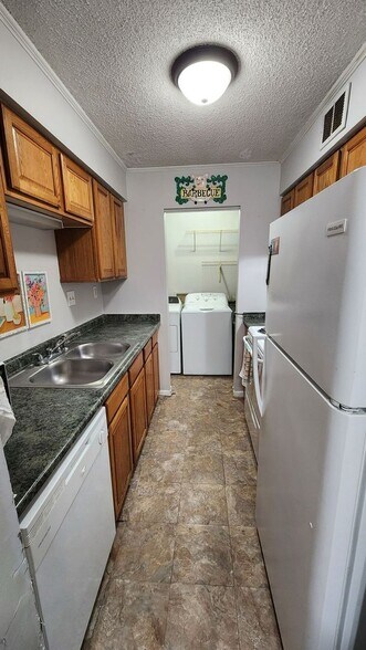 Building Photo - 950 Forestbrook Rd