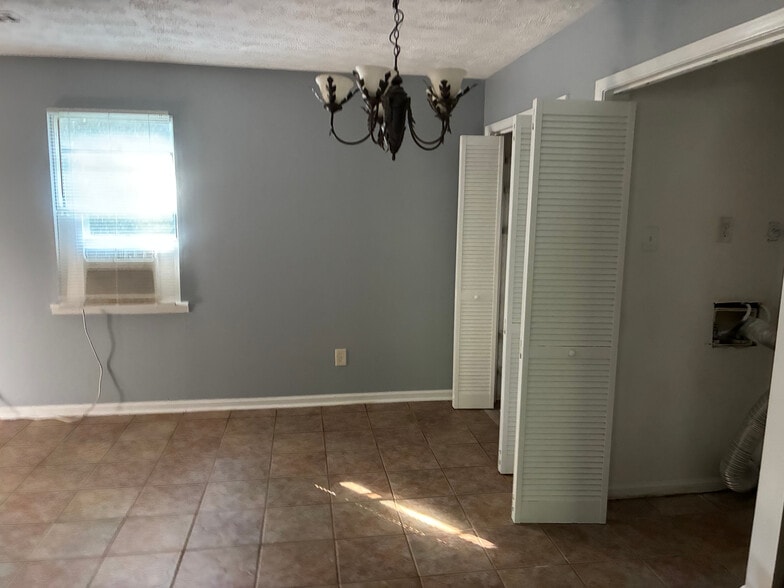 Building Photo - Room in House on Feather Dr