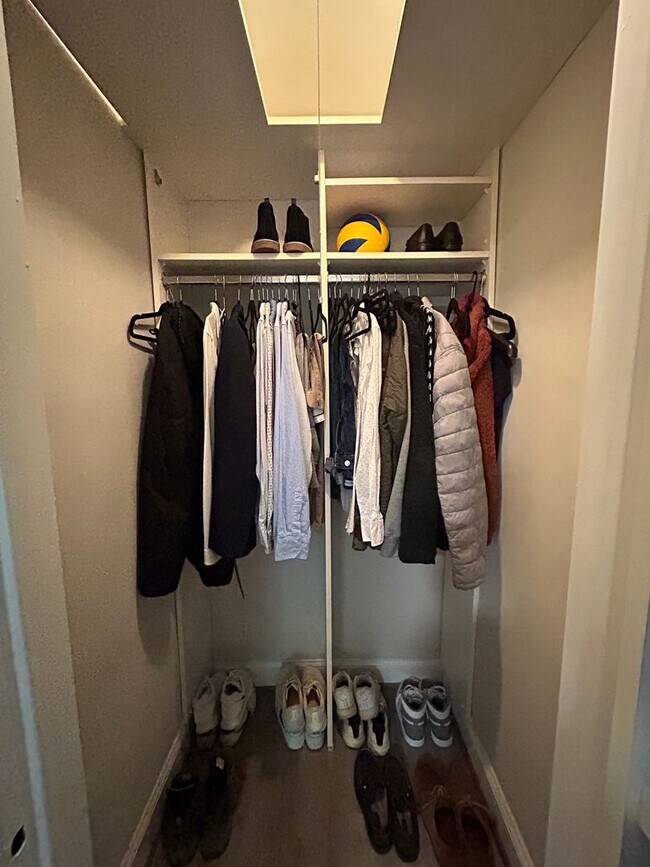 Building Photo - Exceptional Location 1 Bedroom 1 Bathroom Condo Newly remodeled