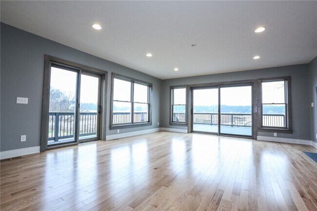 Building Photo - 1370 Bay Shore Blvd