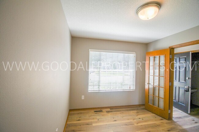 Building Photo - Single Family Home with Fenced Yard and Finished Basement within Waukee School District