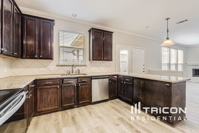 Building Photo - 421 Emerald Creek Dr
