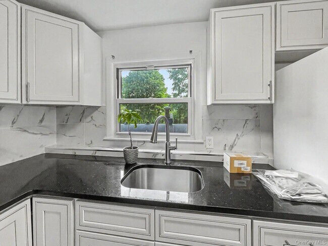Building Photo - 1 Maple Ln