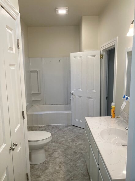 Building Photo - 106 King St