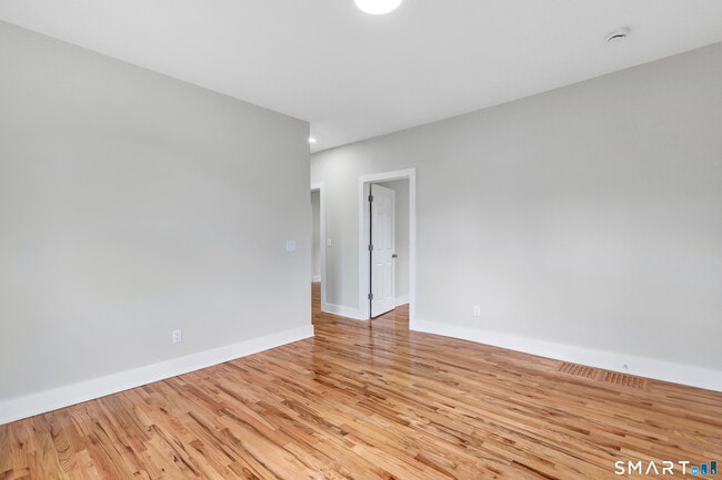 Building Photo - 10-12-12 Perry Hill Rd