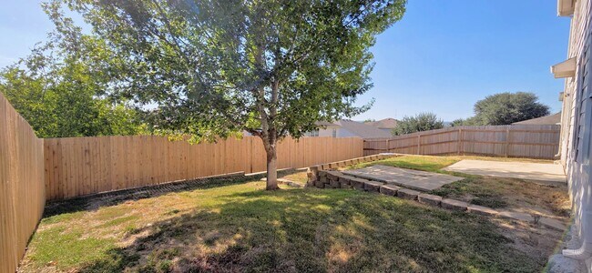 Building Photo - Rare 5 Bedroom Home Available for Immediate Move In w/downstairs Master Bedroom