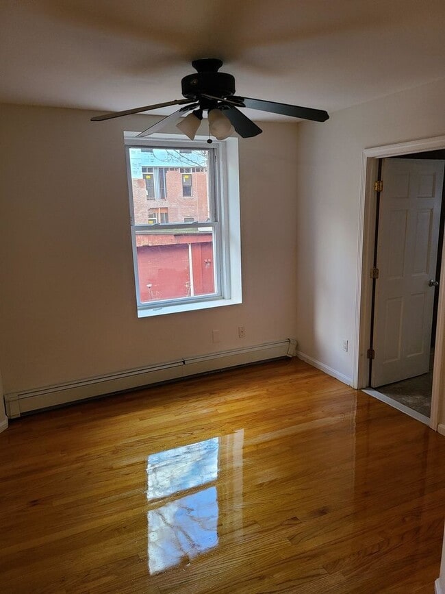 Building Photo - Beautiful 3 bed in the North End!