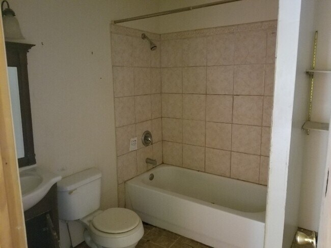 Building Photo - 728 Schirmeyer St