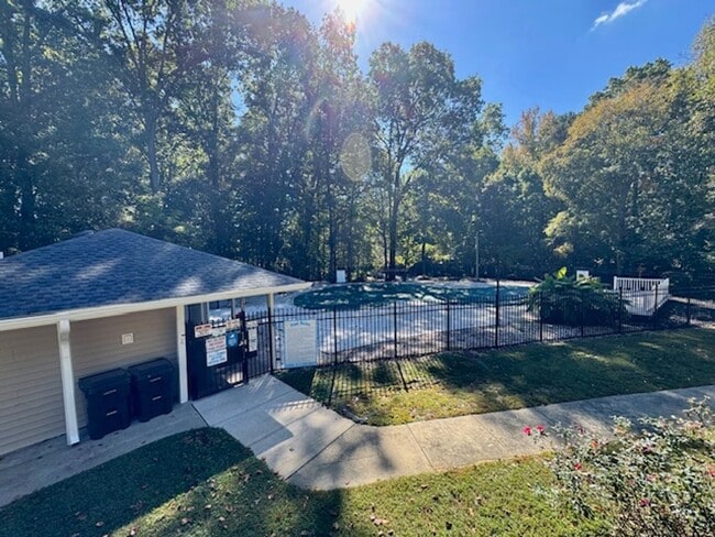 Building Photo - Elegant 2-Story Townhome with Sunroom & Lu...