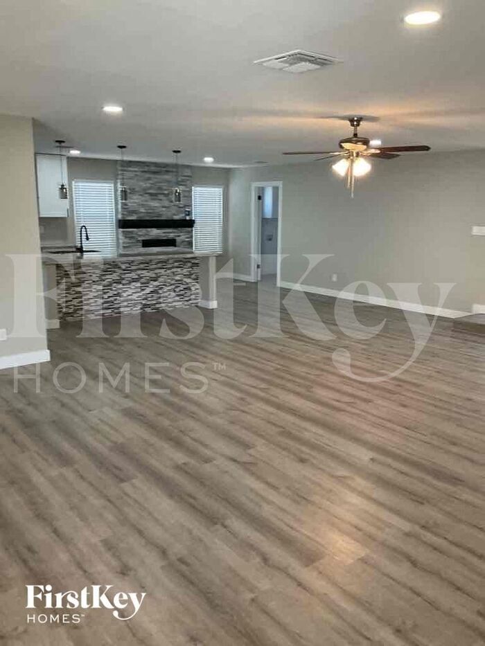 Building Photo - 8038 W Windrose Dr
