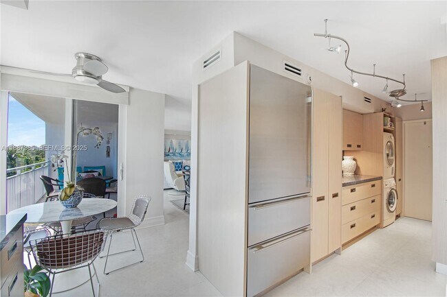 Building Photo - 613 Ocean Dr