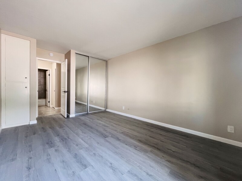 Building Photo - 3030 Suncrest Dr