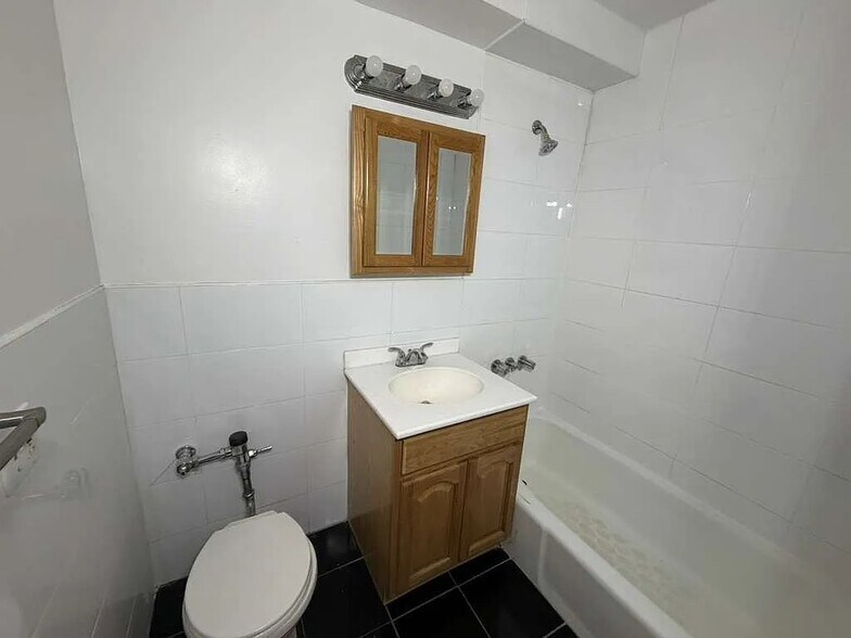 Building Photo - 83-33 118th St