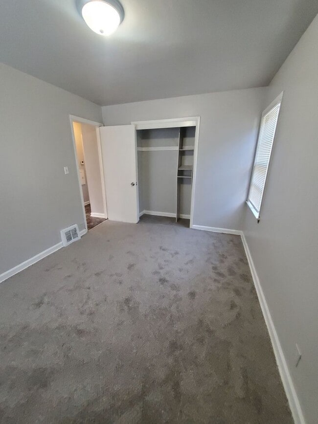 Building Photo - 2 Bedroom Single Family - Brand new Flooring