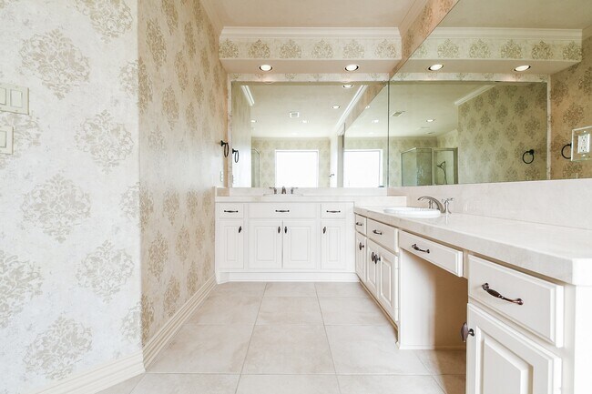 Building Photo - 2014 Flower Garden Ln