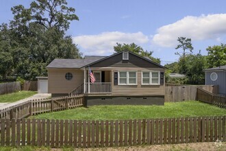 Building Photo - Spacious 3/2 in San Marco with fenced yard