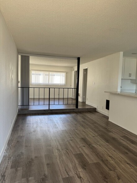 Building Photo - 14240 Burbank Blvd