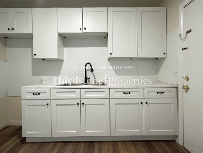 Building Photo - 5502 Plymouth St