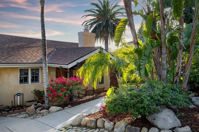 Building Photo - Beautiful 4 Bedroom 3 Bath Lower Riviera C...