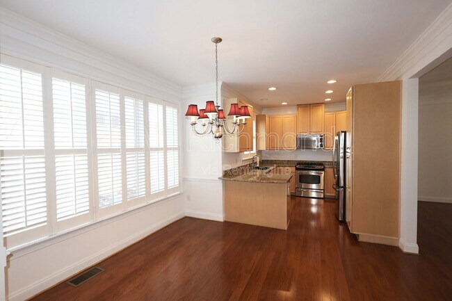 Building Photo - 728 S Pine St