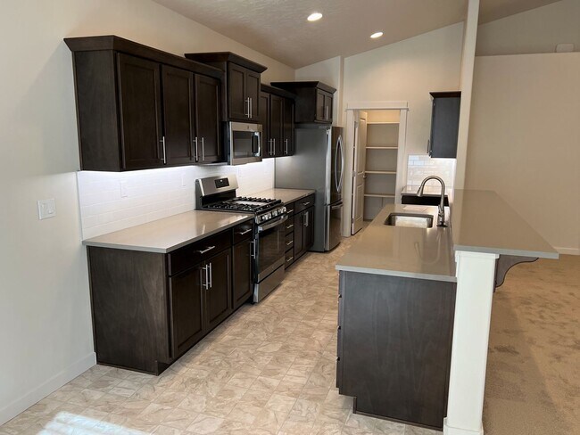 Building Photo - Beautiful, 3 bed 2 bath home close to lake...