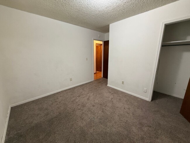 Building Photo - Three Bedroom, 2 Bath large Yard