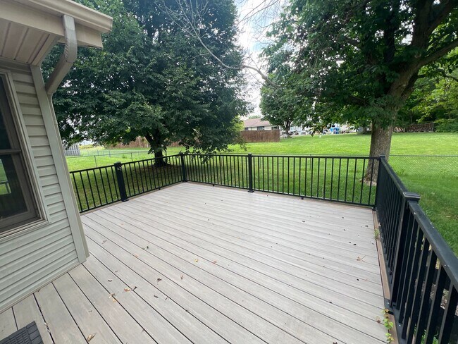 Building Photo - TWIN LAKES! MOVE IN READY 3 BEDROOM!