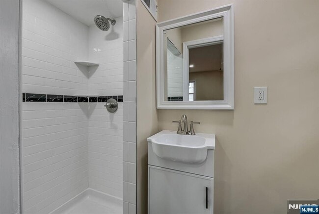 Building Photo - 164 Jeffer Ct