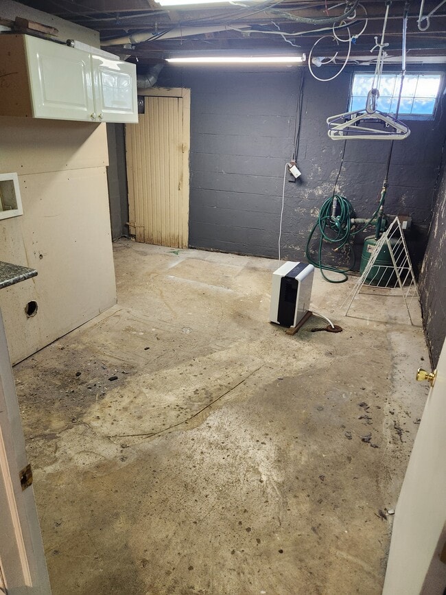 Building Photo - 168 Main St