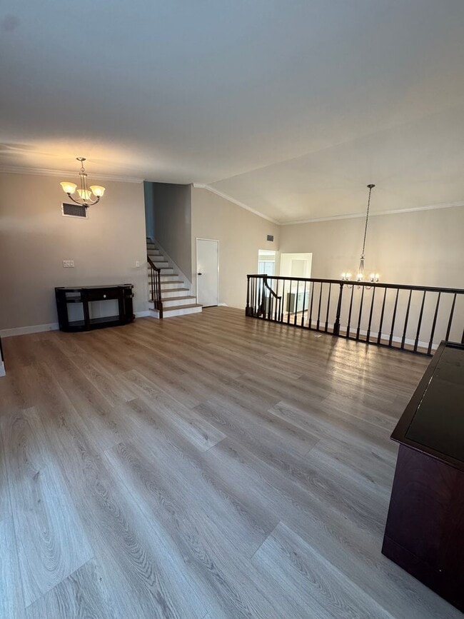 Building Photo - Charming Cul de Sac Home with Spacious Yard and Renovated Interior