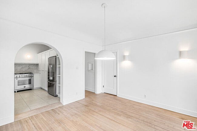 Building Photo - 854 Hyperion Ave