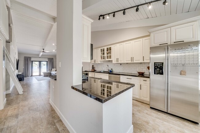 Building Photo - 2250 Buttonwood Ave