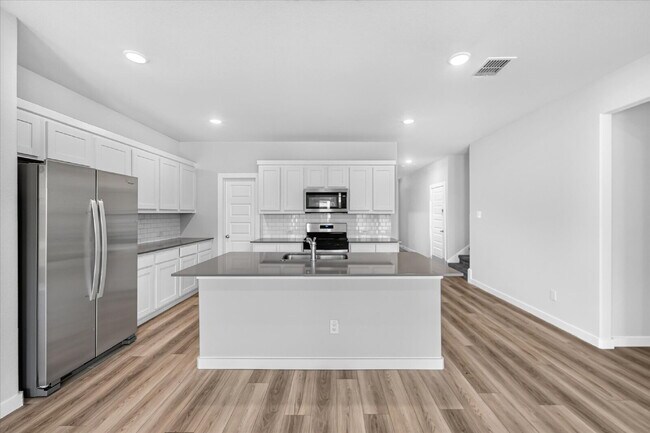 Building Photo - Spacious 5-Bedroom, 4-Bath Home with Washer, Dryer & Refrigerator