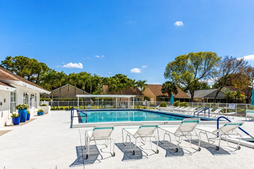 Building Photo - 13851 Oneida Dr