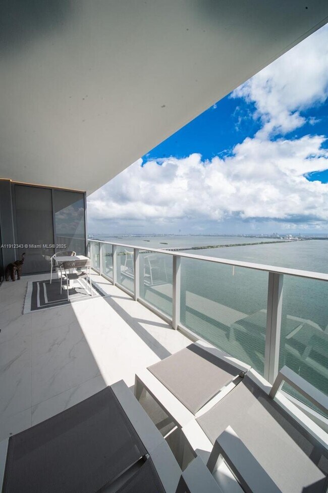 Building Photo - 700 NE 24th St