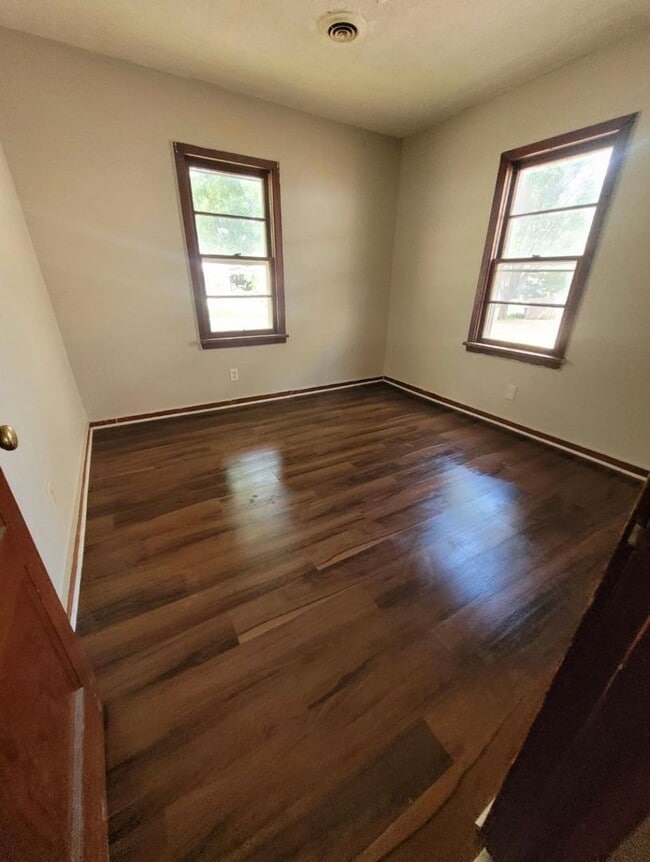 Building Photo - $850 - 2 bed 1 bath - Single Family Home