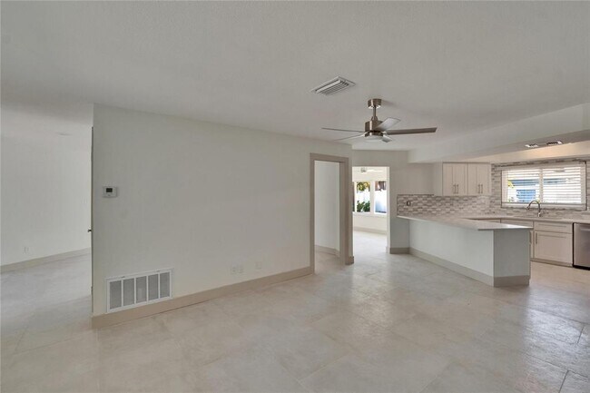Building Photo - 1492 Sea Gull Dr S