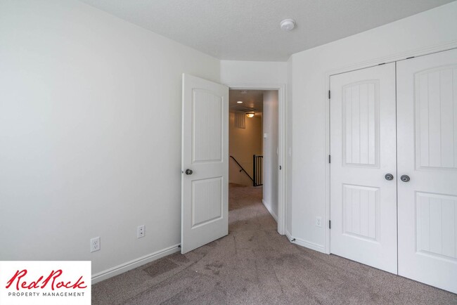 Building Photo - DOG-FRIENDLY 3 Bedroom Townhome with INTER...