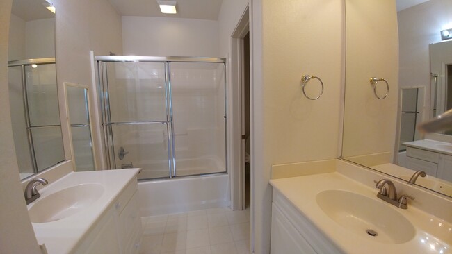 Building Photo - 844 Towne Dr