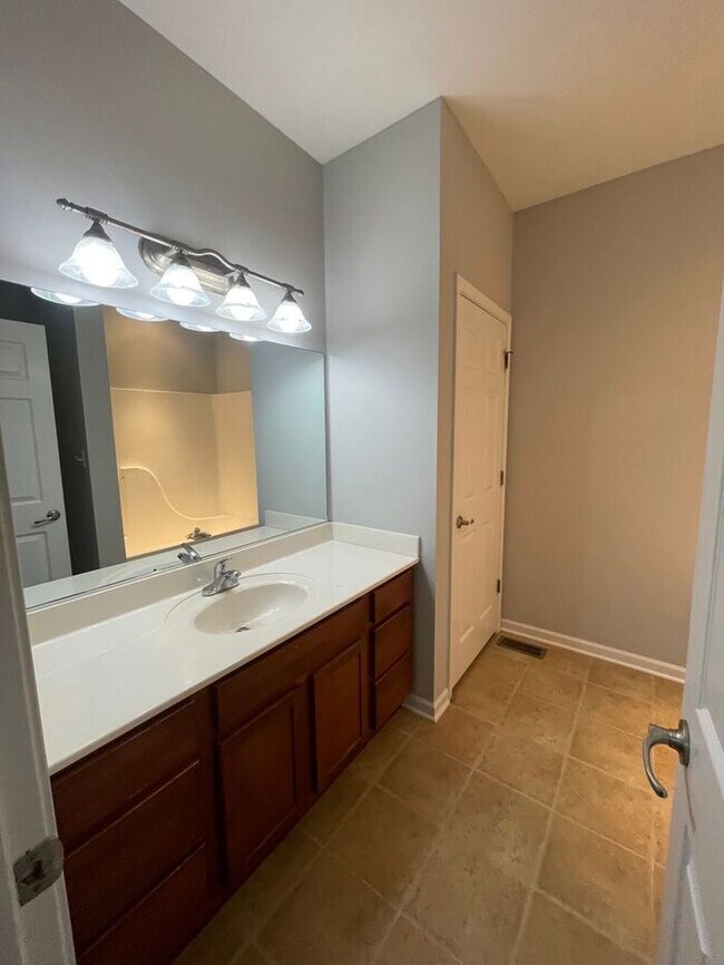 Building Photo - 3 bed, 2 bath, 2 car garage w/ bonus room and fenced yard in W. Knoxville