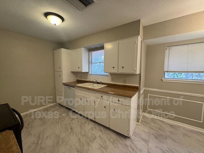 Building Photo - 4622 Newbury Ln