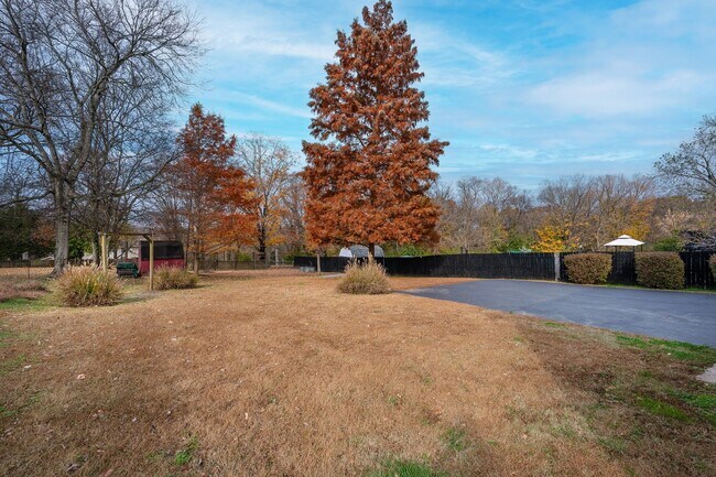 Building Photo - 3 Bedrooms with Full Basement on Corner Lot!