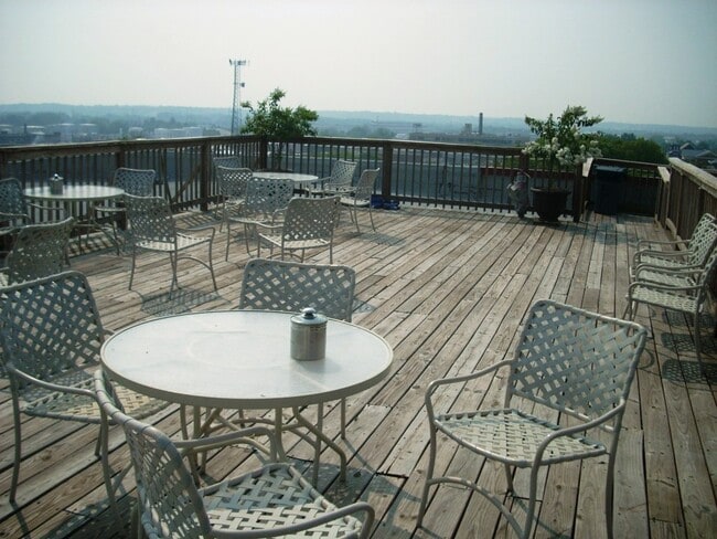 Building Photo - -- AVAILABLE AUGUST 8TH -- 2 BR / 2 BA Spe...