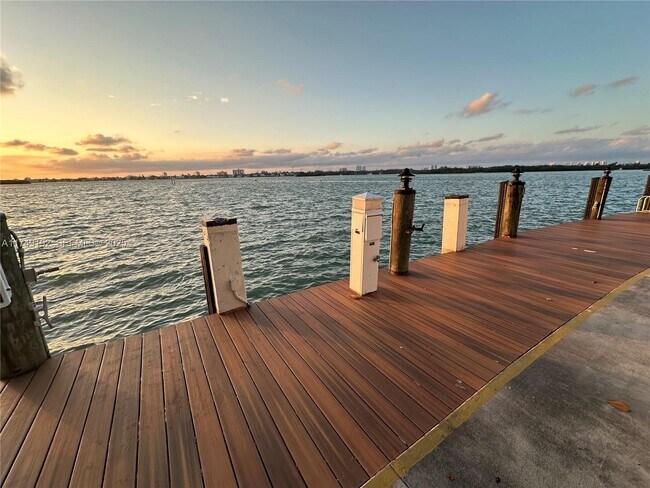 Building Photo - 10350 W Bay Harbor Dr