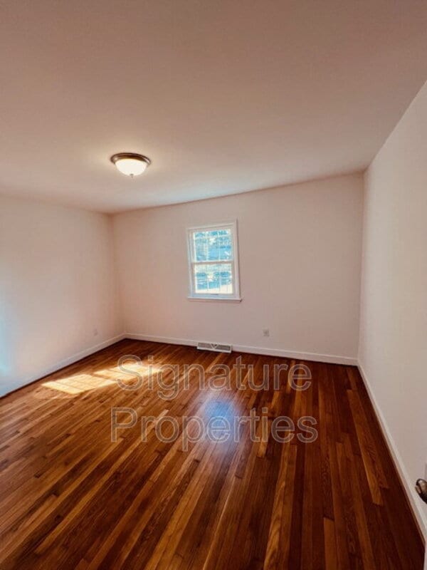 Building Photo - 211 Deerfield Dr