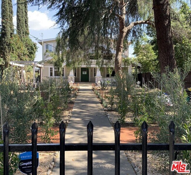 Building Photo - 400 N Avenue 66