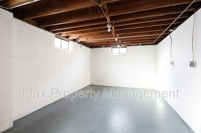 Building Photo - 3300 Bel Aire Rd