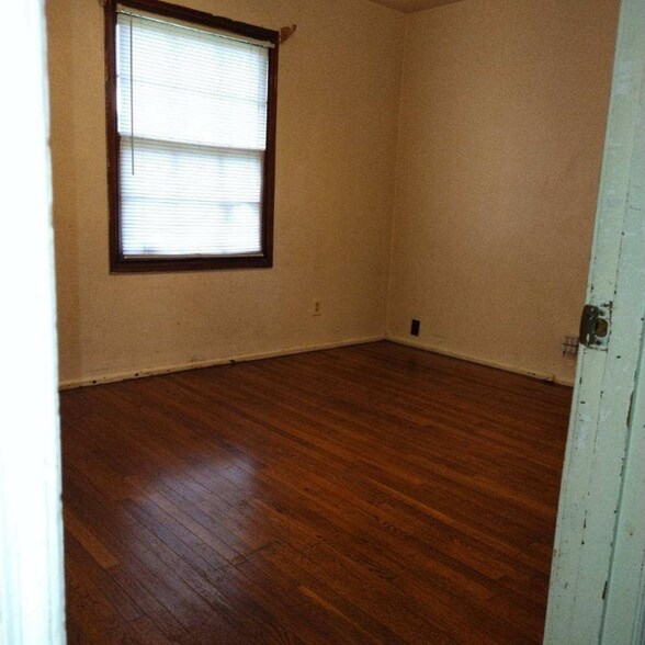 Building Photo - 154 Cameron Rd